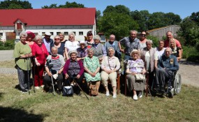 Grupowe zdjęcie Seniorów DDS  podczas spotkania w Juchowie