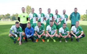 Seniorzy Victorii przed 2. połową meczu z Grotem