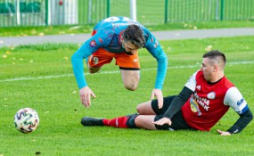 zdjęcie z ligowej rywalizacji Stowarzyszenia Victoria Sianów z Oldbojami Bruskowa Wielkiego – Waldemar Kosowski.