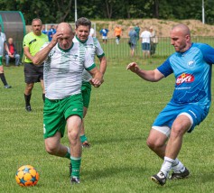 Piłkarze przy piłce w trakcie meczu piłki nożnej