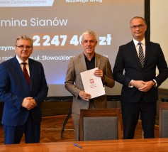 "Rozbudowa drogi gminnej w Sianowie - ul. Słowackiego". "Rozbudowa drogi gminnej w Sianowie - ul. Słowackiego".