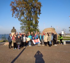 Puck 10-10-2021 rok 11 grupa mieszkańców z Sianowa nad Zatoką Pucką przy  pomniku Gr. Józefa Helera