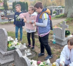 Z wizytą na cmentarzu Z wizytą na cmentarzu