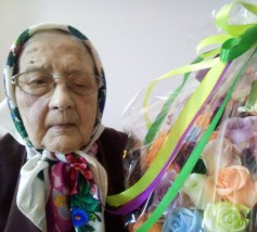 zdjecie_przedstawiajace_Panią_Weronikę_Gabka_z_urodzinowym_bukietem_kwiatow